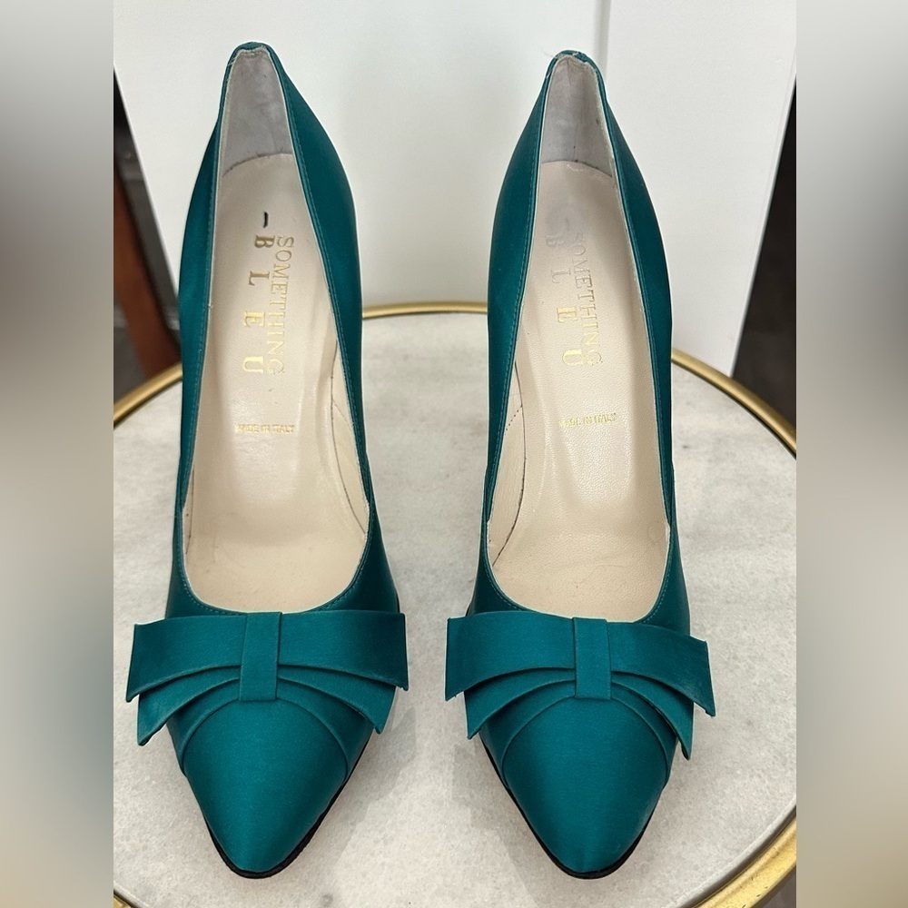 Something Bleu made in Italy Teal Pumps size 9